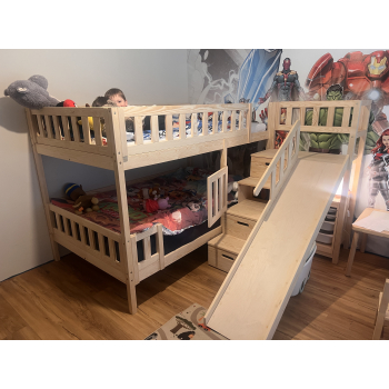 Etagenbett mit Spielplatz